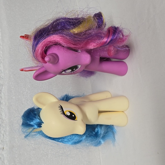2 My Little Pony 2010 Plastic Figure Pegasus Rainbow & Yellow Seashell Blue Hair - Picture 3 of 10